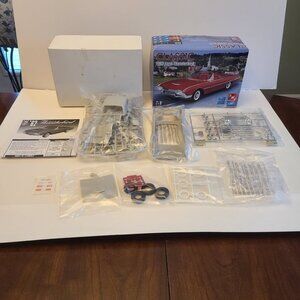 AMT 1962 Ford Thunderbird Model KIT 30081 1/25  open box